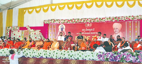 ಇಂಡಿ ಪಟ್ಟಣದ ಲಚ್ಯಾಣದ ಶ್ರೀ ಸಿದ್ಧಲಿಂಗ ಮಹಾಪ್ರಭುಗಳ ಕರ್ತೃ ಗದ್ದುಗೆಯ ಸನ್ನಿಧಿಯಲ್ಲಿ ಹಮ್ಮಿಕೊಳ್ಳಲಾಗಿದ್ದ ಲಕ್ಷ ಬಿಲ್ವಾರ್ಚನೆ,  ಧರ್ಮಸಭೆಯಲ್ಲಿ ಡಾ. ಮುರಘರಾಜೇಂದ್ರ ಮಹಾಸ್ವಾಮಿಗಳು ಆಶೀರ್ವಚನ ನೀಡಿದರು. ಅಭಿನವ ಸಿದ್ಧಾರೂಢ ಮಹಾಸ್ವಾಮೀಜಿ, ಷಣ್ಮುಖಾರೂಢ ಮಠ ಹುಬ್ಬಳ್ಳಿ, ಅಭಿನವ ಮತ್ಯುಂಜಯ ಶ್ರೀಗಳು ಮಣಕವಾಡ ಮತ್ತಿತರರಿದ್ದರು.
