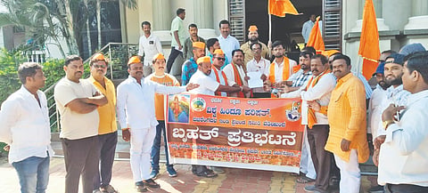 ಇಂಡಿ ಪಟ್ಟಣದಲ್ಲಿ ವಿಶ್ವ ಹಿಂದೂ ಪರಿಷತ್, ಬಜರಂಗದಳ ವತಿಯಿಂದ ಬಾಂಗ್ಲಾದಲ್ಲಿ ಹಿಂದೂಗಳ ಮೇಲೆ ನಡೆಯುತ್ತಿರುವ ದೌರ್ಜನ್ಯ ಖಂಡಿಸಿ ಪ್ರತ್ರಿಭಟನೆ ನಡೆಸಿ, ಶಿರಸ್ತೇದಾರ ಎಸ್.ಆರ್. ಮುಜಗೊಂಡ ಅವರಿಗೆ ಮನವಿ ಸಲ್ಲಿಸಲಾಯಿತು. ಸುನೀಲ ಜಮಖಂಡಿ, ಪ್ರಕಾಶ್ ಬಿರಾದಾರ, ನೇತಾಜಿ ಪವಾರ ಇತರರಿದ್ದರು.