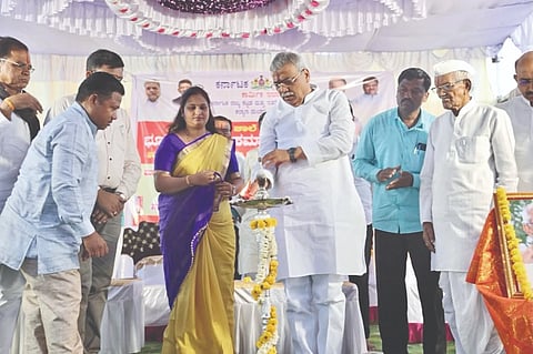 ಇಂಡಿ ತಾಲೂಕಿನ ಹಳಗುಣಕಿ ಗ್ರಾಮದಲ್ಲಿ ಶ್ರಮಿಕ ವಸತಿ ಶಾಲೆ ನಿರ್ಮಾಣ ಸೇರಿ ವಿವಿಧ ಅಭಿವೃದ್ಧಿ ಕಾಮಗಾರಿಗಳಿಗೆ ಶಾಸಕ ಯಶವಂತ್ರಾಯಗೌಡ ಪಾಟೀಲ ಚಾಲನೆ ನೀಡಿದರು. ಬಿ.ಎಸ್. ಕಡಕಭಾವಿ, ಭೀಮಣ್ಣ ಕವಲಗಿ, ಪ್ರಶಾಂತ ಕಾಳೆ ಇದ್ದರು.