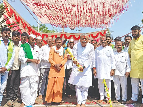 ಇಂಡಿ ತಾಲೂಕಿನ ಸಾಲೋಟಗಿ ಗ್ರಾಮದಲ್ಲಿ ಲೋಕೋಪಯೋಗಿ ಇಲಾಖೆ ಹಾಗೂ ಕೆಆರ್‌ಐಡಿಎಲ್ ಇಲಾಖೆಯಿಂದ ವಿವಿಧ ಕಾಮಗಾರಿಗಳಿಗೆ ಭೂಮಿ ಪೂಜೆಯನ್ನು ಶಾಸಕ ಯಶವಂತರಾಯಗೌಡ ಪಾಟೀಲ ನೆರವೇರಿಸಿದರು. ಡಾ. ಶಿವಯೋಗೇಪ್ಪ ಮಾಡ್ಯಾಳ, ಸಿದ್ಧೇಶ್ವರ ಸ್ವಾಮೀಜಿ ಗುರುದೇವಾಶ್ರಮದ ಸಂಗಮೇಶ್ವರ ಸ್ವಾಮೀಜಿಗಳು ಮತ್ತಿತರರಿದ್ದಾರೆ.