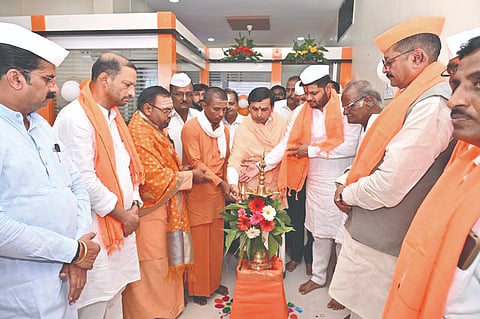 ಇಂಡಿ ತಾಲೂಕಿನ ನಾದ ಗ್ರಾಮದಲ್ಲಿ ಸಿದ್ಧಸಿರಿ ಬಹುರಾಜ್ಯ ಬಹು ಉದ್ದೇಶಿತ ಸಹಕಾರಿ ಸಂಸ್ಥೆಯ ನೂತನ ಕಟ್ಟಡವನ್ನು ಗಣ್ಯರು  ಉದ್ಘಾಟಿಸಿದರು. ಶಾಸಕ ಬಸನಗೌಡ ಪಾಟೀಲ ಯತ್ನಾಳ, ರಾಮನಗೌಡ ಪಾಟೀಲ, ಸಂಗಮೇಶ್ವರ ಶ್ರೀಗಳು, ಮತ್ತಿತರರಿದ್ದರು.
