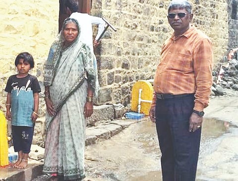 ಇಂಡಿ ತಾಲೂಕಿನ ಅಗರಖೇಡ ಗ್ರಾಮಗಳಲ್ಲಿರುವ ನಲ್ಲಿಗಳಲ್ಲಿ ನೀರಿಗಾಗಿ ಕಾಯುತ್ತಿರುವ ಗ್ರಾಮಸ್ಥರು.