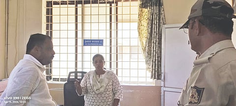ಇಂಡಿ ಉಪ ನೋಂದಣಾಧಿಕಾರಿಗಳ ಕಾರ್ಯಾಲಯದಲ್ಲಿ ಸಾರ್ವಜನಿಕರೊಂದಿಗೆ ವಾಗ್ವಾದ ಮಾಡುತ್ತಿರುವ ಉಪ ನೋಂದಣಾಧಿಕಾರಿ.