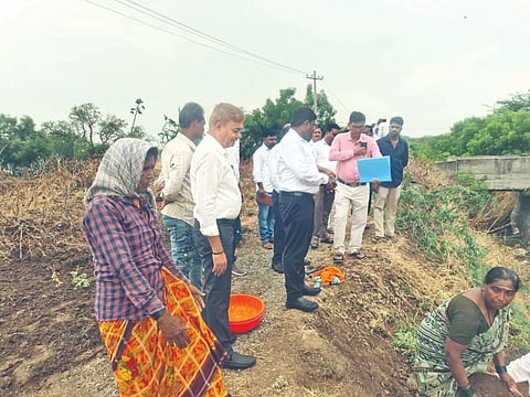 ಇಂಡಿ ತಾಲೂಕಿನ ಚವಡಿಹಾಳ ಗ್ರಾಮ ಪಂಚಾಯಿತಿ ವ್ಯಾಪ್ತಿಯ ಚವಡಿಹಾಳ ಗ್ರಾಮದ ಮಹಾದೇವ ತೊಂಡಿಕಟ್ಟಿ ಇವರ ಹೊಲದ ಹತ್ತಿರ ಕಾಲುವೆಯಲ್ಲಿ ನಡೆಯುತ್ತಿರುವ ಹೂಳೆತ್ತುವ ಸ್ಥಳಕ್ಕೆ  ಜಿ.ಪಂ ಉಪ ಕಾರ್ಯದರ್ಶಿ ಪ್ರಕಾಶ ವಡ್ಡರ ಭೇಟಿ ನೀಡಿ ಪರಿಶೀಲಿಸಿದರು. ಮಹಾದೇವಪ್ಪ ಏವೂರ,ಸಂಜಯ ಖಡಗೇಕರ, ಸಿದರಾಯ ಬಿರಾದಾರ ಮತ್ತಿತರರಿದ್ದಾರೆ.