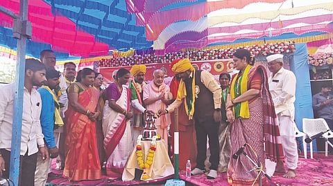 ಇಂಡಿ ತಾಲೂಕಿನ ಬಂಥನಾಳದ ಗ್ರಾಮದ ವೃಷಭ ಲಿಂಗೇಶ್ವರ ಮಠದಲ್ಲಿ ನಡೆದ ಎರಡನೇ ಜಾನಪದ ಸಾಹಿತ್ಯ ಸಮ್ಮೇಳನವನ್ನು ಗಣ್ಯರು, ಶ್ರೀಗಳು ಉದ್ಘಾಟಿಸಿದರು. ಮುರುಘೇಂದ್ರ ಶಿವಾಚಾರ್ಯರು, ಡಾ. ಜಾನಪದ ಎಸ್. ಬಾಲಾಜಿ, ಕೆ.ಎಸ್. ಕೌಜಲಗಿ ಮತ್ತಿತರರಿದ್ದಾರೆ.