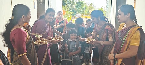 ಇಂಡಿ ಪಟ್ಟಣದ ಆರ್.ಎಂ. ಶಹಾ ಪಬ್ಲಿಕ್ ಶಾಲೆಯಲ್ಲಿ 2026-27ನೇ ಶೈಕ್ಷಣಿಕ ವರ್ಷದ ಶಾಲಾ ಪ್ರಾರಂಭೋತ್ಸವ ನಿಮಿತ್ತ ಮಕ್ಕಳಿಗೆ ಆರತಿ ಬೆಳಗಿ ಸ್ವಾಗತಿಸಲಾಯಿತು. ಸಂಸ್ಥೆ ಅಧ್ಯಕ್ಷ ಡಿ.ಆರ್. ಶಹಾ, ನಜೀರ್ ಹುಂಡೇಕರ ಇತರರಿದ್ದರು.