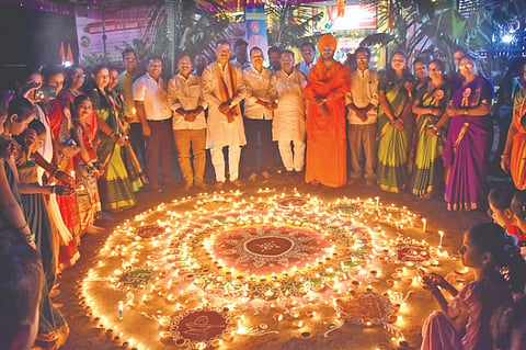 ಇಂಡಿಯ ದಾನಮ್ಮದೇವಿ ದೇವಸ್ಥಾನದ ದೀಪೋತ್ಸವ ಕಾರ್ಯಕ್ರಮದಲ್ಲಿ ದೇವಸ್ಥಾನ ಸಮಿತಿ ಅಧ್ಯಕ್ಷ ಅನೀಲ ಪ್ರಸಾದ ಏಳಗಿ, ಪೂಜಾ ಏಳಗಿ ದಂಪತಿಯನ್ನು ಸನ್ಮಾನಿಸಲಾಯಿತು. ಶಿರಶ್ಯಾಡ ಹಿರೇಮಠದ ಅಭಿನವ ಮುರುಘೇಂದ್ರ ಶಿವಾಚಾರ್ಯರ, ಆಳೂರ ಶಂಕರಾನAದ ಶಿವಾಚಾರ್ಯ, ಬಿಜೆಪಿ ಮುಖಂಡ ಕಾಸುಗೌಡ ಬಿರಾದಾರ ಇತರರಿದ್ದರು.