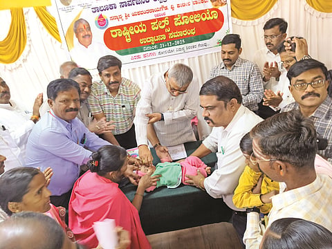 ಇಂಡಿ ತಾಲೂಕು ಸಾರ್ವಜನಿಕ ಆಸ್ಪತ್ರೆ ಆವರಣದಲ್ಲಿ ಹಮ್ಮಿಕೊಂಡಿದ್ದ ರಾಷ್ಟ್ರೀಯ ಪಲ್ಸ್ ಪೋಲಿಯೋ ಲಸಿಕೆ ಉದ್ಘಾಟನೆ ಕಾರ್ಯಕ್ರಮವನ್ನು ಶಾಸಕ ಯಶವಂತರಾಯಗೌಡ ಪಾಟೀಲ ಉದ್ಘಾಟಿಸಿದರು. ಕಂದಾಯ ಉಪವಿಭಾಗಾಧಿಕಾರಿ ಚಿದಾನಂದ ಗುರುಸ್ವಾಮಿ, ತಹಸೀಲ್ದಾರ ಬಿ.ಎಸ್. ಕಡಕಭಾವಿ ಇತರರಿದ್ದಾರೆ.