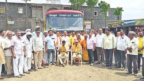 ೨೨-ಇಂಡಿ-೧ಎ ಇಂಡಿ ನಗರದಲ್ಲಿ ನೂತನ ಬಸ್ ಸಂಚಾರಕ್ಕೆ ಶಾಸಕ ಯಶವಂತರಾಯಗೌಡ ಪಾಟೀಲ ಶುಕ್ರವಾರದಂದು  ಚಾಲನೆ ನೀಡಿದರು. ತಹಶೀಲ್ದಾರ ಕಡಕಭಾವಿ, ಎಸಿ ಚಿದಾನಂದ ಗುರುಸ್ವಾಮಿ, ಕೃಷಿ ಇಲಾಖೆಯ ಇಒ ಮಹಾದೇವಪ್ಪ ಏವೂರ ಮತ್ತಿತರರಿದ್ದರು.