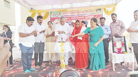 ಇಂಡಿ ನಗರದ ಸ್ಪಂದನಾ ಆಸ್ಪತ್ರೆಯಲ್ಲಿ ಹಮ್ಮಿಕೊಂಡಿದ್ದ ಮಹಿಳಾ ದಿನಾಚರಣೆ ಕಾರ್ಯಕ್ರಮವನ್ನು ಶಾಸಕ ಯಶವಂತರಾಯಗೌಡ ಪಾಟೀಲ ಉದ್ಘಾಟಿಸಿದರು. ಸಂಗಮೇಶ ಕಕ್ಕಳಮೇಲಿ, ಭೀಮಣ್ಣ ಕವಲಗಿ, ಡಾ. ಐಶ್ವರ್ಯ ಹೊನವಾಡ, ಡಾ. ಮಯೂರಿ ಧನಶೆಟ್ಟಿ ಮತ್ತಿತರರಿದ್ದರು.