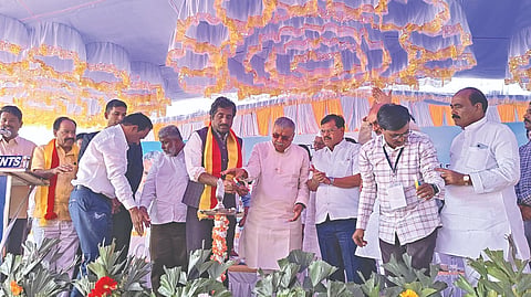  ಇಂಡಿ ನಗರದಲ್ಲಿ ನಗರಸಭೆ ಮತ್ತು ನಗರಸಭೆ ಯೋಜನಾ ಪ್ರಾಧಿಕಾರ ಕಚೇರಿಯನ್ನು ಹಜ್ ಮತ್ತು ಪೌರಾಡಳಿತ ಸಚಿವ ರಹೀಮ್ ಖಾನ ಉದ್ಘಾಟಿಸಿದರು. ಶಾಸಕ ವಿಠ್ಠಲ ಕಟಕದೊಂಡ, ನಗರಸಭೆ ಅಧಿಕಾರಿ ಶಿವಾನಂದ ಪೂಜಾರಿ, ಕಸಾಪ ಅಧ್ಯಕ್ಷ ರಾಘವೇಂದ್ರ ಕುಲಕರ್ಣಿ, ಬಸವರಾಜ ಗೊರನಾಳ ಮತ್ತಿತರರಿದ್ದರು.