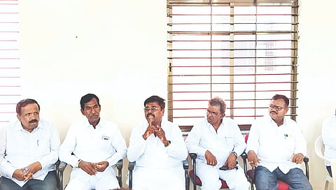 ಇಂಡಿ ನಗರದ ಸರ್ಕಾರಿ ನೌಕರರ ಸಭಾ ಭವನದಲ್ಲಿ ಛಲವಾದಿ ಸಮುದಾಯದ ಮುಖಂಡರು ಸುದ್ದಿಗೋಷ್ಠಿಯಲ್ಲಿ ಮಾತನಾಡಿದರು. ಪ್ರಶಾಂತ ಕಾಳೆ, ಭೀಮಾಶಂಕರ ಮೂರಮನ, ಮುತ್ತಪ್ಪ ಪೊತೆ ಮತ್ತಿತರರಿದ್ದರು.