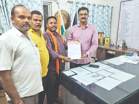  ಹಿಂದೂಗಳ ಆರಾಧ್ಯ ದೈವವಾದ ಗೋಮಾತೆಯನ್ನು ಬಕ್ರೀದ್ ಹಬ್ಬದಂದು ಗೋ ಹತ್ಯೆ ಮಾಡದಂತೆ ಪೊಲೀಸ್ ಇಲಾಖೆ ಸೂಕ್ತ ಕ್ರಮ ಕೈಗೊಳ್ಳುವಂತೆ ಆಗ್ರಹಿಸಿ ವಿಶ್ವ ಹಿಂದೂ ಪರಿಷತ್ ಭಜರಂಗದಳ ಪ್ರಖಂಡ ಸಮಿತಿ ಇಂಡಿ ವತಿಯಿಂದ ಡಿವೈಎಸ್‌ಪಿ ಸದಾಶಿವ ಕಟ್ಟಿಮನಿಗೆ ಮನವಿ ಸಲ್ಲಿಸಲಾಯಿತು. ವಿಠ್ಠಲ ಹೊಸಮನಿ, ನೇತಾಜಿ ಪವಾರ, ಪ್ರಕಾಶ ಬಿರಾದಾರ ಮತ್ತಿತರರಿದ್ದರು.