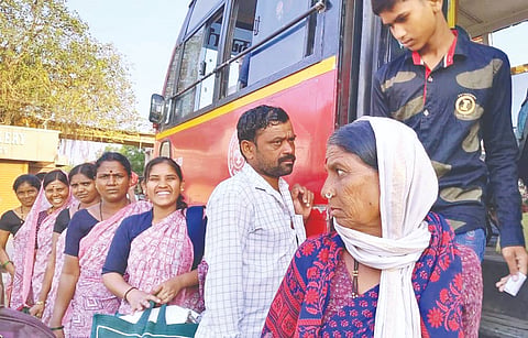 ಇಂಡಿ ತಾಲೂಕಿನ ಬಬಲಾದ ಗ್ರಾಮದಿಂದ ನೇರವಾಗಿ ಬೆಂಗಳೂರಿಗೆ ಬಸ್ ಸೌಲಭ್ಯ ನೀಡಿದ್ದು ಒಡಲ ಧ್ವನಿ ಮಹಿಳಾ ಒಕ್ಕೂಟದ ಅಧ್ಯಕ್ಷೆ ಭುವನೇಶ್ವರಿ ಕಾಂಬಳೆ ಬುಧವಾರ ಬಬಲಾದ ಗ್ರಾಮಕ್ಕೆ ಬಂದ ಬಸ್ಸನ್ನು ಸ್ವಾಗತಿಸಿದರು.