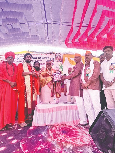 ಇಂಡಿ ನಗರದಲ್ಲಿ  ಕಾಳಿಕಾದೇವಿ ಜಾತ್ರಾ ಮಹೋತ್ಸವ ಉಚಿತ ಸಾಮೂಹಿಕ ಉಪನಯನ ಹಾಗೂ ನೂತನ ರಥೋತ್ಸವದ ಕಾರ್ಯಕ್ರಮದಲ್ಲಿ ದೇವಸ್ಥಾನ ಕಮಿಟಿ ವತಿಯಿಂದ ಶಾಸಕ ಯಶವಂತರಾಯಗೌಡ ಪಾಟೀಲರನ್ನು ಸತ್ಕರಿಸಲಾಯಿತು. ಪ್ರಣವ ನಿರಂಜನ ಶ್ರೀ, ಕನ್ನೂರ ಪ್ರಕಾಶ ಶ್ರೀ ಇತರರಿದ್ದರು.
