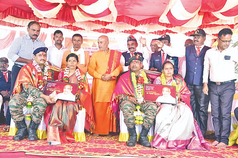 ಇಂಡಿ ತಾಲೂಕಿನ ಸಾಲೋಟಗಿ ಗ್ರಾಮದ ಗಡ್ಡೆಪ್ಪ ರಾವತಪ್ಪ ಕಾಳಿ ಮತ್ತು ಶ್ರೀಶೈಲ ಗಂಗಪ್ಪ ನಾಟಿಕಾರ ಸೈನ್ಯದಲ್ಲಿ ಸೇವೆ ಸಲ್ಲಿಸಿ ನಿವತ್ತಿ ಹೊಂದಿದ ನಿಮಿತ್ತ ಅವರಿಗೆ ಸಾಲೋಟಗಿ ಗ್ರಾಮದಲ್ಲಿ ಸನ್ಮಾನಿಸಲಾಯಿತು. ಜೀತಪ್ಪ ಕಲ್ಯಾಣಿ, ಅರ್ಜುನ ನೇದಲಗಿ, ಗಡ್ಡೆಪ್ಪ ಯಳಸಂಗಿ ಮತ್ತಿತರರಿದ್ದರು.