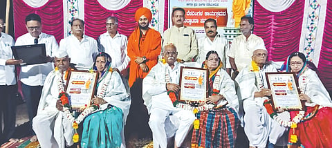ಇಂಡಿ ನಗರದ ಶಿರಶ್ಯಾಡದ ಅಭಿನವ ಮುರುಘೇಂದ್ರ ಶ್ರೀಗಳ ಶಾಖಾ ಮಠದಲ್ಲಿ ಹುಣ್ಣಿಮೆ ಬೆಳದಿಂಗಳ ಕಾರ್ಯಕ್ರಮ 60 ವರ್ಷ ದಾಟಿದ ಹಿರಿಯರಿಗೆ ಆದರ್ಶ ದಂಪತಿಗೆ ಸನ್ಮಾನಿಸಲಾಯಿತು. ನೀಲಕಂಠಗೌಡ ಪಾಟೀಲ, ಅರವಿಂದ ಕುಲಕರ್ಣಿ, ರಾಘವೇಂದ್ರ ಕುಲಕರ್ಣಿ, ರಾಜೇಶ್ವರಿ ಕ್ಷತ್ರಿ, ಅನೀಲ ಪ್ರಸಾದ ಏಳಗಿ ಮತ್ತಿತರರಿದ್ದರು.