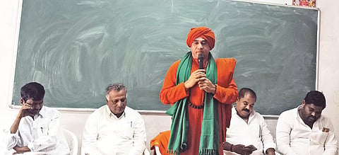 ಇಂಡಿ ನಗರದ ಶ್ರೀ ಶಾಂತೇಶ್ವರ ವಿದ್ಯಾವರ್ಧಕ ಸಂಘದ ಆವರಣದಲ್ಲಿ ಹಮ್ಮಿಕೊಂಡಿದ್ದ ಲಿಂಗಾಯತ ಪಂಚಮಸಾಲಿ ಸಮಾಜದ ಪೂರ್ವಭಾವಿ ಸಭೆಯಲ್ಲಿ  ಜಗದ್ಗುರು ಬಸವ ಜಯ ಮೃತ್ಯುಂಜಯ ಸ್ವಾಮೀಜಿ ಮಾತನಾಡಿದರು. ವಿ.ಹೆಚ್. ಬಿರಾದಾರ,  ಸೋಮು ದೇವರ, ನೀಲಕಂಠಗೌಡ ಪಾಟೀಲ ಮತ್ತಿತರರಿದ್ದರು.
