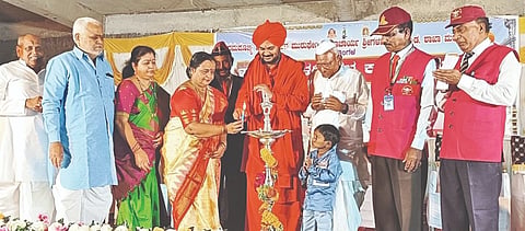 ಇಂಡಿ ನಗರದ ಶಿರಶ್ಯಾಡ ಸಂಸ್ಥಾನ ಮಠದಲ್ಲಿ ಆಯೋಜಿಸಿದ್ದ 3ನೇ ಹುಣ್ಣಿಮೆ ಬೆಳಕು ಕಾರ್ಯಕ್ರಮ ನಾಗರತ್ನಮ್ಮ ಮನಗೂಳಿ ಉದ್ಘಾಟಿಸಿದರು. ಬಸವರಾಜ ಬಂಕೂರ, ಜಿ.ವೈ. ಗೊರನಾಳ, ರಾಮಪ್ಪ ಎಲ್.ಕೆ. ಮತ್ತಿತರರದ್ದರು.