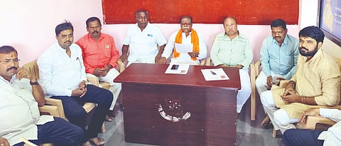 ಇಂಡಿ ನಗರದ ಶಾಂತೇಶ್ವರ ಮಂಗಲ ಕಾರ್ಯಾಲಯದಲ್ಲಿ ನಡೆದ ಸುದ್ದಿಗೋಷ್ಠಿಯಲ್ಲಿ ಕಾಸುಗೌಡ ಬಿರಾದಾರ ಮಾತನಾಡಿದರು. ಕಾಸುಗೌಡ ಬಿರಾದಾರ, ಸಿದ್ರಾಮಪ್ಪ ದೇಸಾಯಿ, ಹನುಮಂತಗೌಡ ಪಾಟೀಲ, ಪ್ರಕಾಶ ಬಿರಾದಾರ, ಅನೀಲ ಜಮಾದಾರ, ಜಿ.ಎಸ್. ಜೋಶಿ, ಆನಂದ ಕುಲಕರ್ಣಿ, ರಾಮಚಂದ್ರ ಕಾವಿ ಮತ್ತಿತರರಿದ್ದಾರೆ.