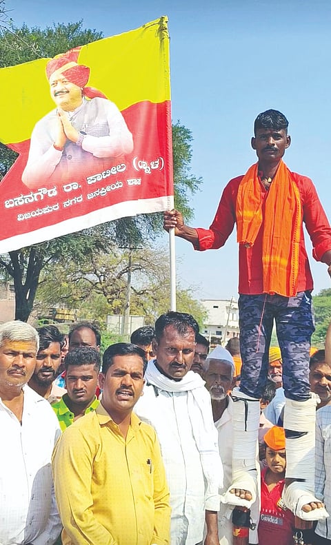 ವಿಜಯಪುರ ನಗರ ಶಾಸಕ ಬಸನಗೌಡ ಪಾಟೀಲ ಯತ್ನಾಳ ರಾಜ್ಯದ ಮುಖ್ಯಮಂತ್ರಿ ಆಗಬೇಕು ಎಂದು ಹರಕೆ ಹೊತ್ತು ಮರಗಾಲು ಕಟ್ಟಿಕೊಂಡು ಪಾದಯಾತ್ರೆ ಕೈಕೊಂಡ ಸಾತಲಗಾಂವ ಗ್ರಾಮದ ಅಭಿಮಾನಿ ನಾಗಪ್ಪ ಬಮಗೊಂಡನನ್ನು ಬೀಳ್ಕೊಡುತ್ತಿರುವ ಗ್ರಾಮಸ್ಥರು.