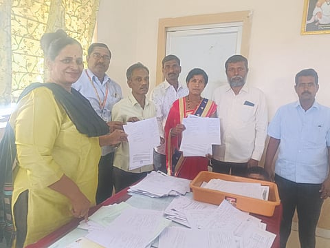 ಝಳಕಿ ಗ್ರಾಮದ ಭೀರಲಿಂಗೇಶ್ವರ ದೇವಸ್ಥಾನದಲ್ಲಿ ಹಮ್ಮಿಕೊಂಡಿದ್ದ ಝಳಕಿ ಸರ್ಕಾರಿ ಪಾಲಿಟೆಕ್ನಿಕ್ ಕಾಲೇಜು ವತಿಯಿಂದ ಒಂದು ವಾರ ಎನ್‌ಎಸ್‌ಎಸ್ ವಾರ್ಷಿಕ ಸೇವಾ ಯೋಜನೆಯ ಶಿಬಿರವನ್ನು ಕಾಂಗ್ರೆಸ್ ಪಕ್ಷದ ಪರಿಶಿಷ್ಟ ಪಂಗಡದ ರಾಜ್ಯ ಉಪಾಧ್ಯಕ್ಷ ಸಣ್ಣಪ್ಪ ತಳವಾರ ಉದ್ಘಾಟಿಸಿದರು.