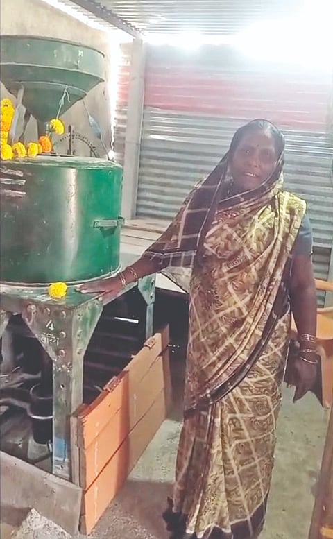 ಇಂಡಿ ತಾಲೂಕಿನ ಬರಗುಡಿ ಗ್ರಾಮದ ರತ್ನಾಬಾಯಿ ಕೋಳಿ ಗೃಹಲಕ್ಷ್ಮಿ ಹಣದಲ್ಲಿ ಹಿಟ್ಟಿನ ಗಿರಣಿ ನಡೆಸುತ್ತಿರುವುದು.