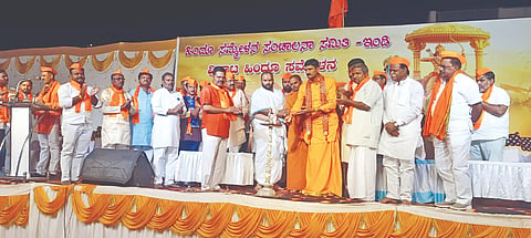 ಇಂಡಿಯ ಸಿಂದಗಿ ರಸ್ತೆಯ ಮಂಗಲ ಕಾರ್ಯಾಲಯ ಪಕ್ಕದ ಆವರಣದಲ್ಲಿ ಹಿಂದೂ ಸಮ್ಮೇಳನ ಸಂಚಲನಾ ಸಮಿತಿಯಿಂದ ಆಯೋಜಿಸಿದ್ದ ವಿರಾಟ್ ಹಿಂದೂ ಸಮ್ಮೇಳನ ಕಾರ್ಯಕ್ರಮವನ್ನು ಗಣ್ಯರು ಉದ್ಘಾಟಿಸಿದರು. ಗುರು ಪ್ರಸಾದ ಸ್ವಾಮೀಜಿ ಕಾಸುಗೌಡ ಬಿರಾದಾರ, ಜಗದೀಶ ಕ್ಷತ್ರಿ, ಸಂಗಣ್ಣ ಈರಾಬಟ್ಟಿ, ಜಗದೀಶ ಕ್ಷತ್ರಿ ಮತ್ತಿತರರಿದ್ದರು.