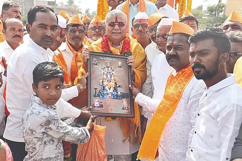 ಇಂಡಿಯ ಅಗರಖೇಡ ರಸ್ತೆಯಲ್ಲಿ ಶರಣ ಹೂಗಾರ ಮಾದಯ್ಯ ವೃತ್ತ ಲೋಕಾರ್ಪಣೆಗೊಳಿಸಿದ ಶಾಸಕ ಯಶವಂತರಾಯಗೌಡ ಪಾಟೀಲರನ್ನು ಹೂಗಾರ ಸಮುದಾಯ ಬಾಂಧವರು ಸತ್ಕರಿಸಿದರು.