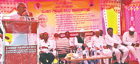 ಇಂಡಿ ತಾಲೂಕಿನ ಹಂಜಗಿ ಗ್ರಾಮದಲ್ಲಿ ಕಾಮಗಾರಿಗಳ ಭೂಮಿ ಪೂಜೆ ನೆರವೇರಿಸಿ ಶಾಸಕ ಯಶವಂತರಾಯಗೌಡ ಪಾಟೀಲ ಮಾತನಾಡಿದರು. ಲಾಲ್ ಸಾಹುಕಾರ, ಅಪ್ಪುಗೌಡ ಪಾಟೀಲ, ಭೀಮಣ್ಣ ಕೌಲಗಿ, ಬಿ.ಸಿ. ಸಾಹುಕಾರ ಮತ್ತಿತರರಿದ್ದರು.