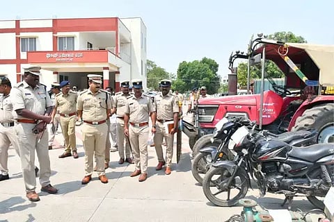 ವಿಜಯಪುರ ನಗರದ ಪೊಲೀಸ್ ಸಭಾಭವನದಲ್ಲಿ ಎಸ್‌ಪಿ ಲಕ್ಷ್ಮಣ ನಿಂಬರಗಿ ಕಳ್ಳರಿಂದ ವಶಕ್ಕೆ ಪಡೆಯಲಾದ ವಾಹನಗಳ ಪರಿಶೀಲನೆ ನಡೆಸಿದರು. ಎಎಸ್‌ಪಿ ರಾಮನಗೌಡ ಹಟ್ಟಿ, ಇಂಡಿ ಡಿಎಸ್‌ಪಿ ಸದಾಶಿವ ಕಟ್ಟೀಮನಿ ಇತರರಿದ್ದಾರೆ.