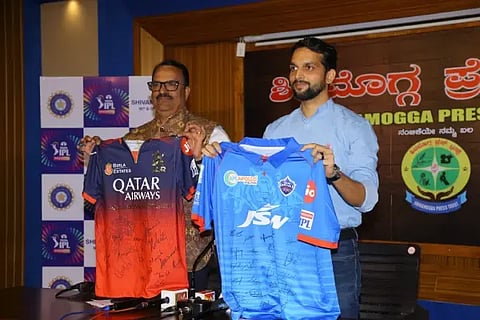 ಪತ್ರಿಕಾ ಭವನದಲ್ಲಿ ಬಿಸಿಸಿಐ ಮಾಧ್ಯಮ ಪ್ರಭಾರ ರಾಘವೇಂದ್ರ, ಕೆಎಸ್‌ಸಿಎ ಶಿವಮೊಗ್ಗ ವಲಯ ಅಧ್ಯಕ್ಷ ನಾಗೇಂದ್ರ ಪಂಡಿತ್ ಜರ್ಸಿ ಅನಾವರಣಗೊಳಿಸಿದರು.