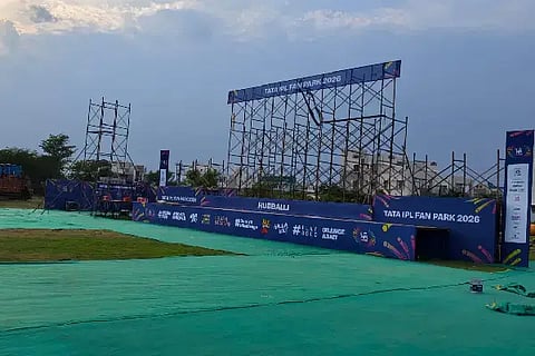 ಹುಬ್ಬಳ್ಳಿ ಸಂತೋಷನಗರ (Fan park) ಜೆ.ಕೆ. ಸ್ಕೂಲ್ ಬಳಿಯ ಬಿಡಿಕೆ ಮೈದಾನದಲ್ಲಿ ಫ್ಯಾನ್ ಪಾರ್ಕ್ ಸ್ಥಾಪನೆಗೆ ಸಿದ್ಧತೆ ನಡೆಸಲಾಗುತ್ತಿದೆ. 