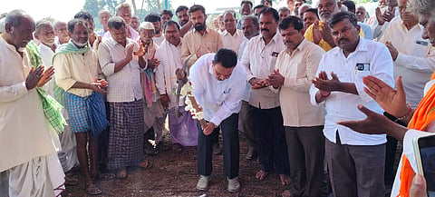 IRRIGATION ನರಗುಂದ ತಾಲೂಕಿನ ಗಂಗಾಪೂರ ಗ್ರಾಮದಲ್ಲಿ ಸೇತುವೆ ನಿರ್ಮಾಣ ಕಾಮಗಾರಿಗೆ ಶಾಸಕ ಸಿ.ಸಿ. ಪಾಟೀಲ ಸೋಮವಾರ ಭೂಮಿಪೂಜೆ ನೆರವೇರಿಸಿದರು.