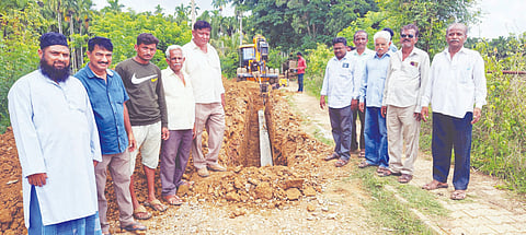ಹಾನಗಲ್ಲ ಆನೆಕೆರೆ ಏರಿಯ ಮೇಲೆ ನಡೆದಿರುವ ಪೈಪ್‌ಲೈನ್ ಕಾಮಗಾರಿಯನ್ನು ತಡೆದು ರೈತರು ಶನಿವಾರ ಪ್ರತಿಭಟನೆ ನಡೆಸಿದರು. ಬಾಲಕೃಷ್ಣ ಸಿಂಧೆ, ಶರಶ್ಚಂದ್ರ ದೇಸಾಯಿ, ಬಾಳಾರಾಮ್ ಗುರ್ಲಹೊಸೂರ, ಜಾಫರಸಾಬ್ ಕೇಣಿ, ಸಿದ್ದರಾಮಗೌಡ ಪಾಟೀಲ ಇತರರಿದ್ದರು.