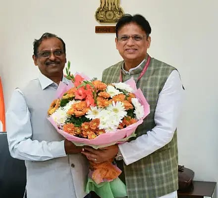 ಸಚಿವ ಡಾ. ಅಜಯ್​ ಧರಂ ಸಿಂಗ್​ ಅವರು ನಗರದಲ್ಲಿ ಇಸ್ರೋ ಅಧ್ಯಕ್ಷ ಹಾಗೂ ಬಾಹ್ಯಾಕಾಶ ಇಲಾಖೆಯ ಕಾರ್ಯದರ್ಶಿ ಡಾ.ವಿ.ನಾರಾಯಣನ್​ ಅವರನ್ನು ಅಭಿನಂದಿಸಿದರು.