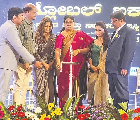 ಕಲಬುರಗಿ ಜಸ್ಟ್​ ಕ್ಲಬ್​ನಲ್ಲಿ ಹೈದರಾಬಾದ್​ ಕರ್ನಾಟಕ ಯುವಕಲಾವಿದರ ಸಾಂಸತಿಕ ನೃತ್ಯ ಸಂ ಬುಧವಾರ ಆಯೋಜಿಸಿದ್ದ ಗ್ಲೋಬಲ್​ ಐಕಾನ್​ ಪ್ರಶಸ್ತಿ ವಿತರಣಾ ಸಮಾರಂಭಕ್ಕೆ ಡಾ.ಅಮರೇಶ್ವರಿ ಚಿಂಚನಸೂರ್​ ಚಾಲನೆ ನೀಡಿದರು. ಬಾಬುರಾವ್​ ಯಡ್ರಾಮಿ, ಸುರೇಶ ಶರ್ಮಾ, ಐಶ್ವರ್ಯ ಸಿಂದೋಗಿ, ರಾವಿ ಅರಳಗುಂಡಗಿ ಇದ್ದರು.