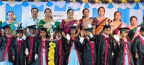ಮಂಡ್ಯ ನಗರದ ಐಡಿಯಲ್ ಮಾಂಟೇಸರಿ ಶಿಕ್ಷಣ ಸಂಸ್ಥೆಯಲ್ಲಿ ವಿದ್ಯಾರ್ಥಿಗಳಿಗೆ ಪದವಿ ಪ್ರದಾನ ಮಾಡಲಾಯಿತು.