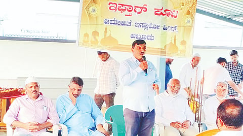 ಆಲೂರು ತಾಲೂಕು ಜಮಾತೆ ಇಸ್ಲಾಮಿ ಹಿಂದ್ ಸಂಘಟನೆ ವತಿಯಿಂದ ಏರ್ಪಡಿಸಿದ್ದ ಇಫ್ತಾರ್ ಸೌಹಾರ್ದ ಕೂಟ ಉದ್ಘಾಟಿಸಿ ಸಾಹಿತಿ ಕೊಟ್ರೇಶ್ ಎಸ್. ಉಪ್ಪಾರ್ ಮಾತನಾಡಿದರು. ರಿಜ್ವಾನ್ ಖಾಲಿದ್, ಮೊಹಮ್ಮದ್ ಜಬಿಉಲ್ಲ, ಜಾಫರ್ ಉಪಸ್ಥಿತರಿದ್ದರು.