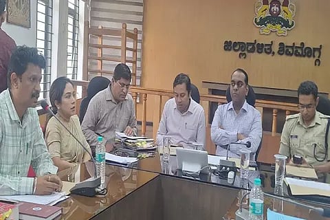 ಶಿವಮೊಗ್ಗದಲ್ಲಿ ಡಿಸಿ ಪ್ರಭುಲಿಂಗ ಕವಳಿಕಟ್ಟಿ ಜಿಲ್ಲಾ ಮಟ್ಟದ ಟಾಸ್ಕ್‌ಫೋರ್ಸ್ ಸಮಿತಿ ಸಭೆ ನಡೆಸಿದರು. ಎನ್.ಹೇಮಂತ್, ಬಿ.ನಿಖಿಲ್, ಅಜ್ಜಯ್ಯ, ವಿ.ಅಭಿಷೇಕ್, ಡಾ. ಎಚ್.ಪಿ.ಎಸ್.ಮೈತ್ರಿ ಇದ್ದರು.