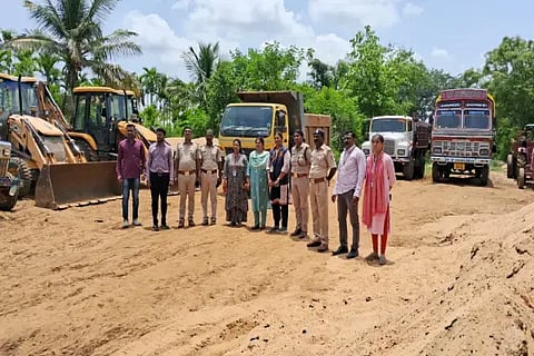 ಶಿವಮೊಗ್ಗ ತಾಲೂಕಿನಲ್ಲಿ ಅಕ್ರಮ ಮರಳು ಅಡ್ಡೆ ಮೇಲೆ ಲೋಕಾಯುಕ್ತ ಅಧಿಕಾರಿಗಳು ದಾಳಿ ನಡೆಸಿ ವಾಹನಗಳನ್ನು ಜಪ್ತ್ತಿ ಮಾಡಿದರು.