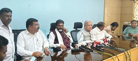 (Home Minister.) ಸುದ್ದಿಗೋಷ್ಠಿಯಲ್ಲಿ ಮಾತನಾಡಿದ ವಿಧಾನ ಪರಿಷತ್ ಪ್ರತಿಪಕ್ಷ ನಾಯಕ ಛಲವಾದಿ ನಾರಾಯಣ ಸ್ವಾಮಿ.
