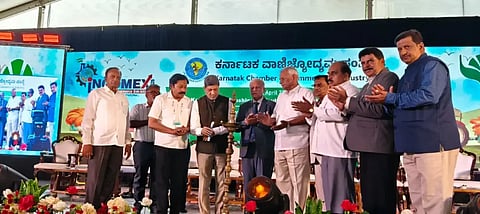 economic ಕರ್ನಾಟಕ ವಾಣಿಜ್ಯೋದ್ಯಮ ಸಂಸ್ಥೆ ವತಿಯಿಂದ ಹುಬ್ಬಳ್ಳಿಯಲ್ಲಿ ಏರ್ಪಡಿಸಿರುವ ಇನ್​ಕಾಮೆಕ್ಸ್​ನಲ್ಲಿ ಮೂರನೇ ದಿನವಾದ ಸೋಮವಾರ ಕೃಷಿ ವಿಚಾರ ಸಂಕಿರಣವನ್ನು ಕರ್ನಾಟಕ ಕೃಷಿ ಉತ್ಪನ್ನಗಳ ಬೆಲೆ ಆಯೋಗದ ಚೇರ್ಮನ್ ಡಾ. ಅಶೋಕ ದಳವಾಯಿ ಉದ್ಘಾಟಿಸಿದರು.