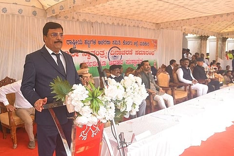 : ಕೊಡಗು ಜಿಲ್ಲಾಡಳಿತ ವತಿಯಿಂದ ನಗರದ ಕೋಟೆ ಆವರಣದಲ್ಲಿ ಶನಿವಾರ ನಡೆದ ೮೦ನೇ ಸ್ವಾತಂತ್ರ್ಯ ದಿನಾಚರಣೆಯಲ್ಲಿ ಉಸ್ತುವಾರಿ ಸಚಿವ ಪಿ.ಎಂ.ನರೇಂದ್ರಸ್ವಾಮಿ ಅವರು ಧ್ವಜವಂದನೆ ಸ್ವೀಕರಿಸಿದರು. ಡಾ.ಮಂತರ್ ಗೌಡ, ಮೆಹರೋಜ್ ಖಾನ್, ಸೋಮಶೇಖರ್ ಇತರರಿದ್ದರು.