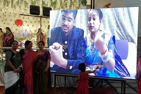 ಆನ್​ಲೈನ್​ನಲ್ಲಿ ಆರತಕ್ಷತೆಯಲ್ಲಿ ಪಾಲ್ಗೊಂಡ ನವದಂಪತಿ
