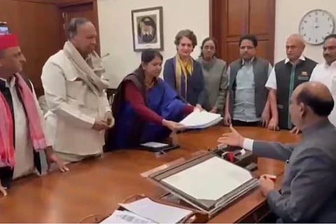 Lamp Lighting Row | ಲೋಕಸಭೆಯ ಸ್ಪೀಕರ್‌ಗೆ 120 ಸದಸ್ಯರ ಸಹಿಗಳುಳ್ಳ ನೋಟಿಸ್ ಸಲ್ಲಿಸಿದ ಇಂಡಿಯಾ ಒಕ್ಕೂಟದ ಸಂಸದರ ನಿಯೋಗ 