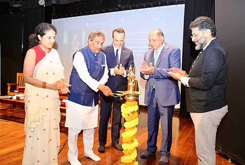 ‘ತಾಯಿಯೊಬ್ಬಳು, ಮಾತೃಭಾಷೆ ಹಲವು’ ವಿಶೇಷ ಕಲಾ ಪ್ರದರ್ಶನವನ್ನು ಸಚಿವ ಕೆ.ಜೆ.ಜಾರ್ಜ್ ಉದ್ಘಾಟಿಸಿದರು.  ಇಟಲಿಯ ಕಾನ್ಸುಲ್ ಜನರಲ್ ಜಿಯಾಂಡೊಮೆನಿಕೊ ಮಿಲಾನೊ ಮತ್ತಿತರರಿದ್ದರು. 