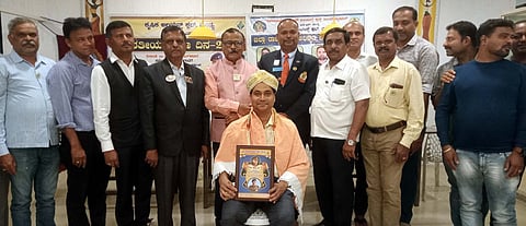 ಮಂಡ್ಯದಲ್ಲಿ ಆಯೋಜಿಸಿದ್ದ ಕಾರ್ಯಕ್ರಮದಲ್ಲಿ ನಿವೃತ ಸೈನಿಕ ಅಲೋಕ್‌ಕುಮಾರ ಪಾಂಡೆ ಅವರನ್ನು ಸನ್ಮಾನಿಸಲಾಯಿತು.