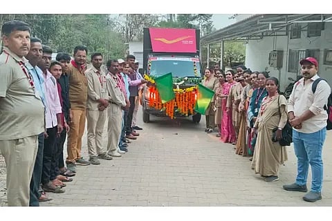 ದಾಂಡೇಲಿ ಅಂಚೆ ಕಚೇರಿ ಆವರಣದಲ್ಲಿ ಅಂಚೆ  ಇಲಾಖೆಯ ಸರಕು ಸಾಗಣೆ ವಾಹನಕ್ಕೆ ಚಾಲನೆ ನೀಡಲಾಯಿತು. 