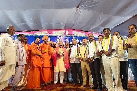 ಶಿಗ್ಗಾಂವಿ ತಾಲೂಕಿನ ಬಿಸನಳ್ಳಿ ಗ್ರಾಮದ ಜಗದ್ಗುರು ಪಂಚಾಚಾರ್ಯ ವೇದ, ಆಗಮ ಪಾಠಶಾಲೆಯ ಆವರಣದಲ್ಲಿ ಆಯೋಜಿಸಿದ್ದ 3ನೇ ದಿನದ ಮಾನವ ಧರ್ಮ ಸಮಾವೇಶದಲ್ಲಿ ಸಂಸದ ಬಸವರಾಜ ಬೊಮ್ಮಾಯಿ ಅವರನ್ನು ಸನ್ಮಾನಿಸಲಾಯಿತು. 